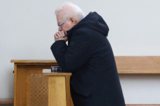 Lech Wałęsa zupełnie sam w pustym kościele. Pojechał się pomodlić tuż przed świętami