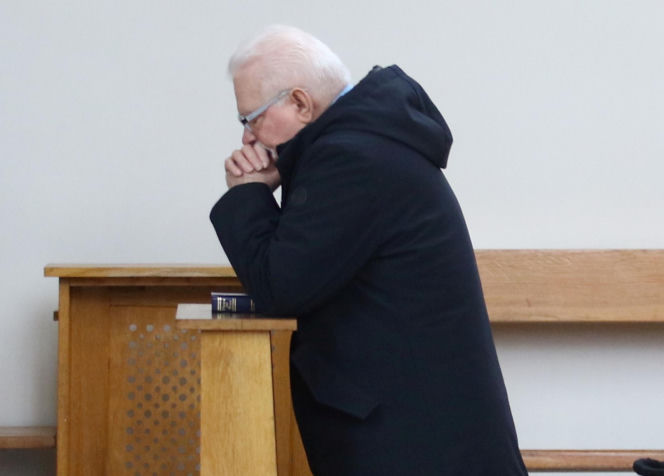 Lech Wałęsa zupełnie sam w pustym kościele. Pojechał się pomodlić tuż przed świętami