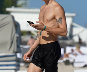 Shawn Mendes na plaży bez koszulki