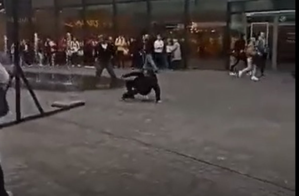 Atak nożownika pod galerią handlową w Siedlcach. Kolega dźgnął kolegę na oczach gapiów!