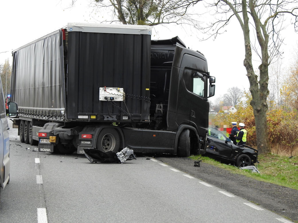 Horror na DK 62. Kierowca bmw zakleszczony w zmiażdżonym bmw. Nie przeżył
