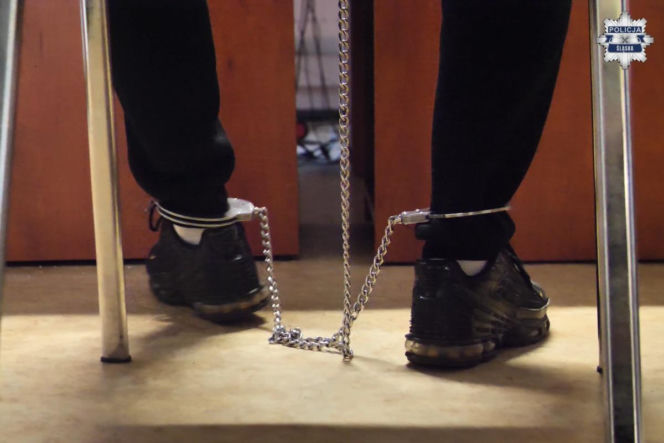 Mieli maczety, siekiery i broń palną. Śląska policja rozbiła gang pseudokibiców!