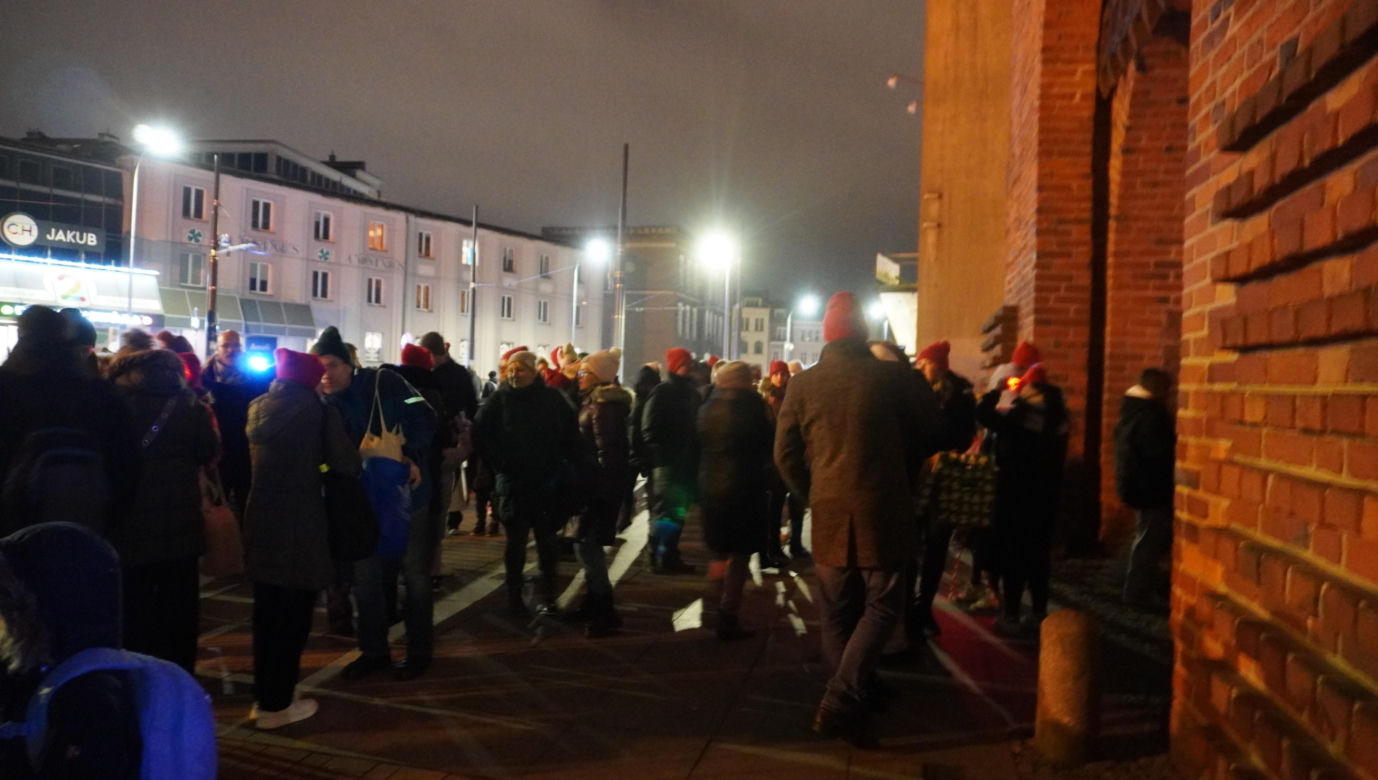 Święta w Olsztynie odpalone! Na Starym Mieście rozbłysła piękna choinka [ZDJĘCIA]