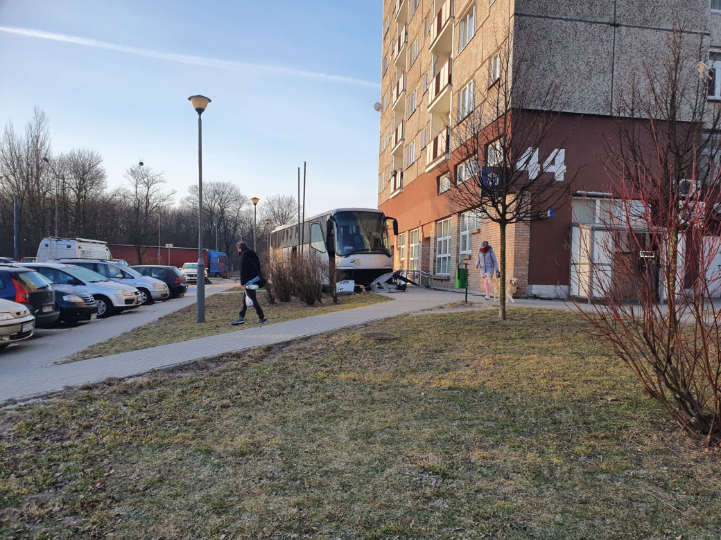 Poznań: autobus wylądował przy wejściu do bloku.