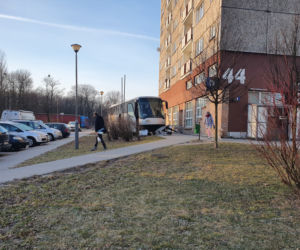 Poznań: autobus wylądował przy wejściu do bloku.