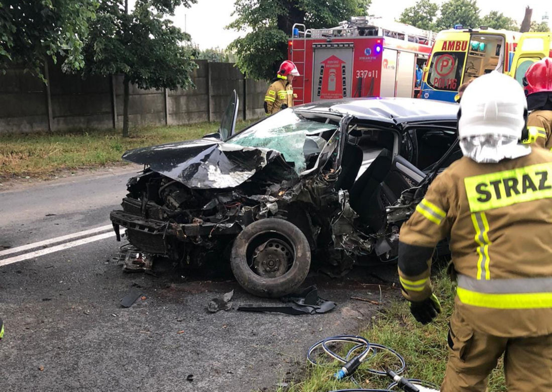 Poznań. Śmiertelny wypadek na Meteorytowej! 46-latek zginął w rozbitym volkswagenie [ZDJĘCIA]