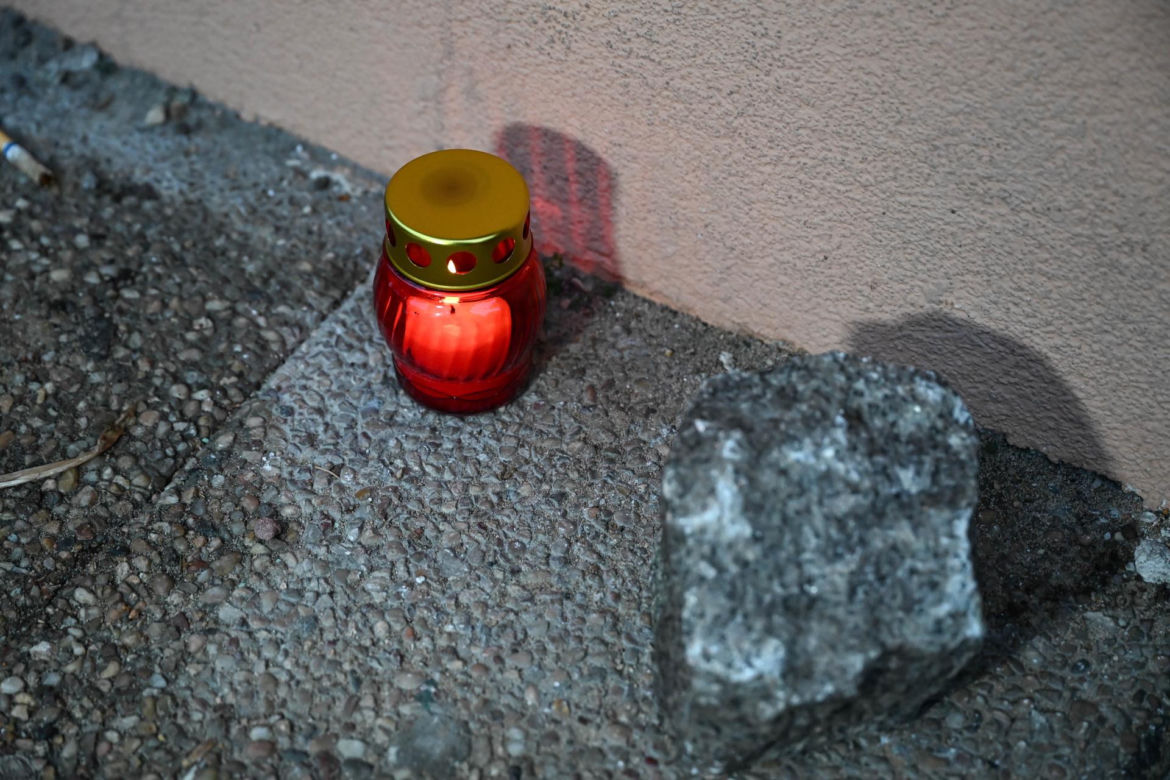 Dwa dni przed tragedią pozowali razem do zdjęcia. Dziś w mieszkaniu przy Bałtyckiej 3 nadal pracują śledczy