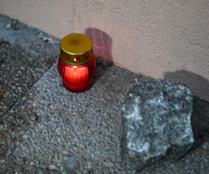 Dwa dni przed tragedią pozowali razem do zdjęcia. Dziś w mieszkaniu przy Bałtyckiej 3 nadal pracują śledczy