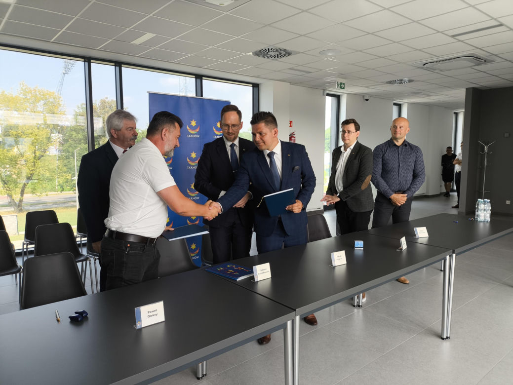 Podpisanie umowy na rozbudowę stadionu piłkarskiego w Mościcach