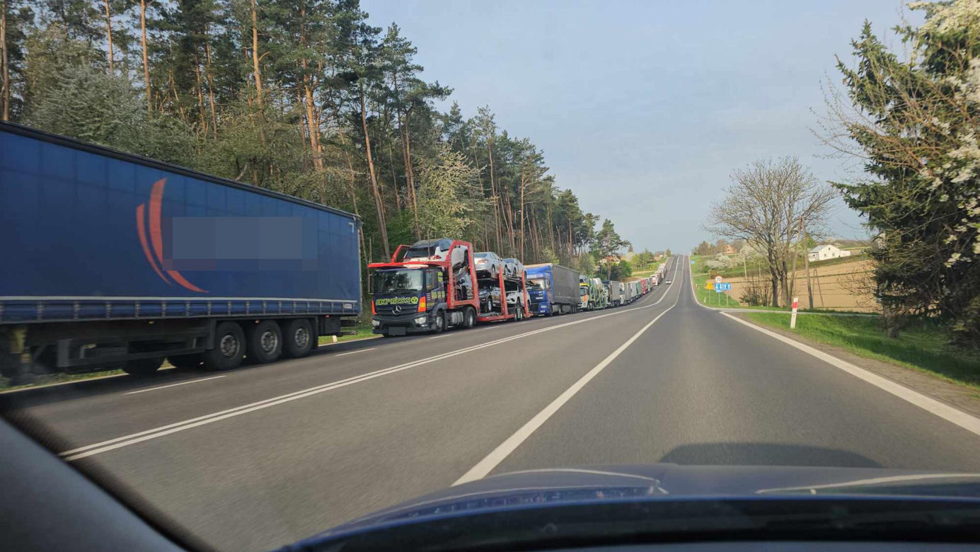 Tiry znów stoją w gigantycznych kolejkach do granicy