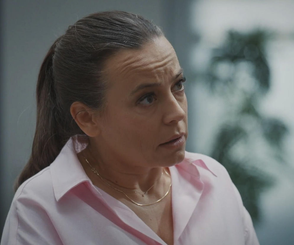 Zaniepokojona Magda Budzyńska (Anna Mucha) w jasnej koszuli i z włosami spiętymi w kucyk, wywołuje awanturę w banku po zablokowaniu konta fundacji w 1892 odcinku M jak miłość. Tę i inne intrygujące historie z serialu znajdziesz na Super Seriale.