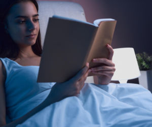 To nie wada wzroku jest największym ryzykiem. Eksperci ostrzegają przed skutkiem czytania po ciemku