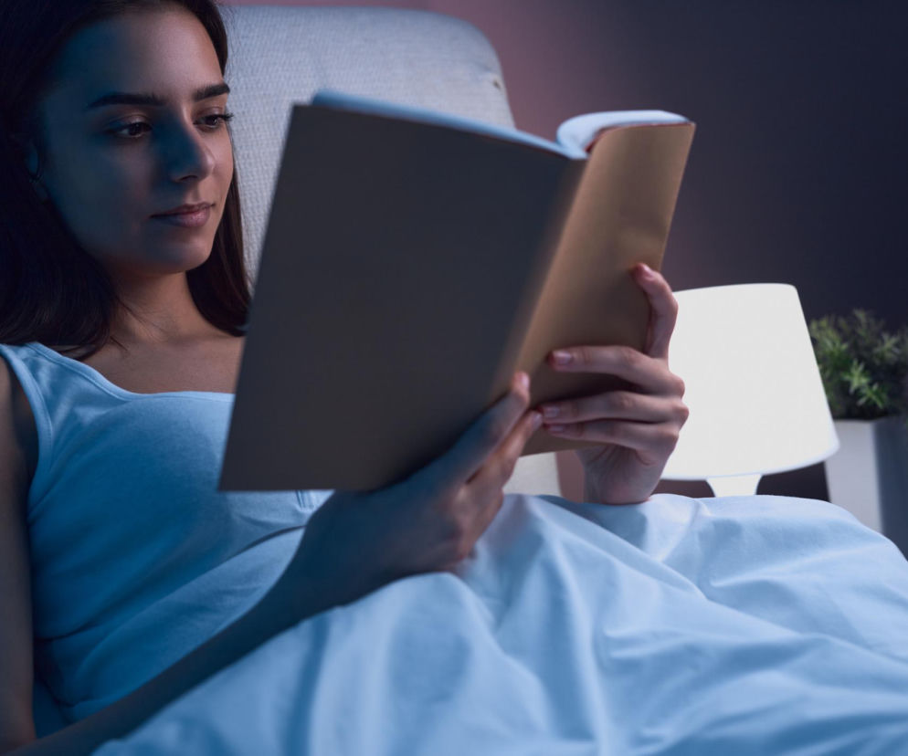 To nie wada wzroku jest największym ryzykiem. Eksperci ostrzegają przed skutkiem czytania po ciemku