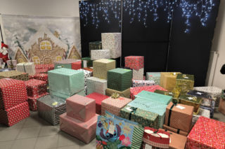 Uczniowie II LO przygotowali 37 paczek świątecznych. Trafią do potrzebujących rodzin w Lesznie