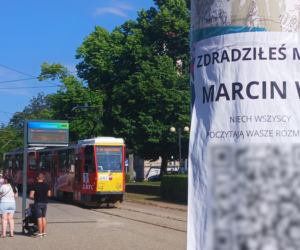 Tajemnicze plakaty na przystankach w Szczecinie