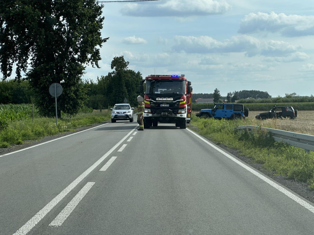 Spadochroniarz spadł na pole obok domu. Skok zakończył się hospitalizacją