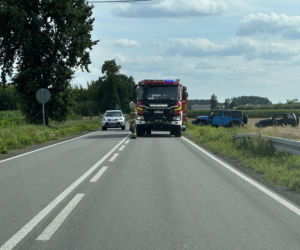 Spadochroniarz spadł na pole obok domu. Skok zakończył się hospitalizacją
