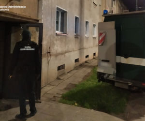 Nielegalne automaty w Elblągu. Służby wtargnęły do prywatnego mieszkania [FOTO]