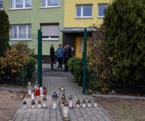 Chuligani ruszyli na policjantów