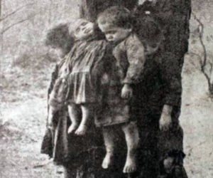 Matka powiesiła dzieci na drzewie
