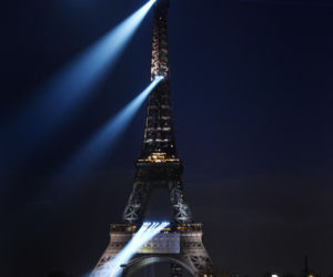 Wieża Eiffla rozbłysła na powrót Celine Dion