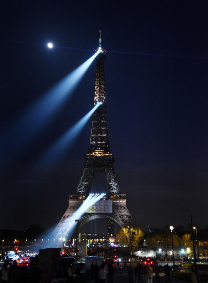 Wieża Eiffla rozbłysła na powrót Celine Dion