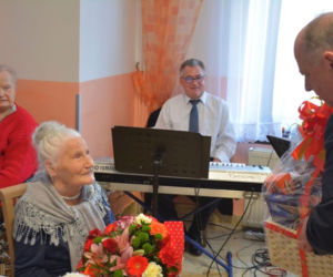 Jest starsza niż polska niepodległość! Na 102. urodziny pani Aniela zatańczyła z wójtem 