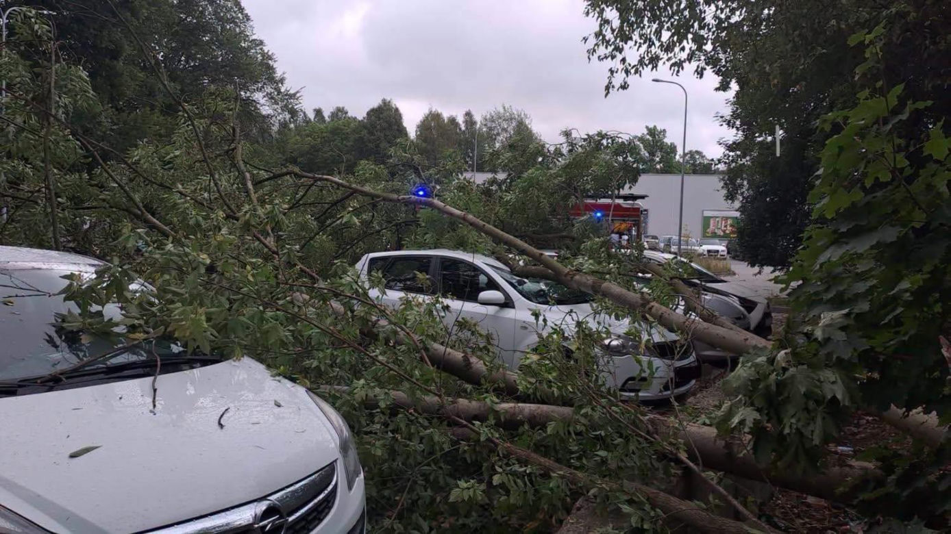 Burze nad Polską. Setki interwencji, tysiące domów bez prądu. IMGW ostrzega. Gdzie będzie najgorzej?