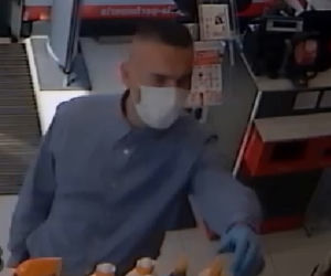 Rozpoznajesz tego mężczyznę? Jest poszukiwany przez policję