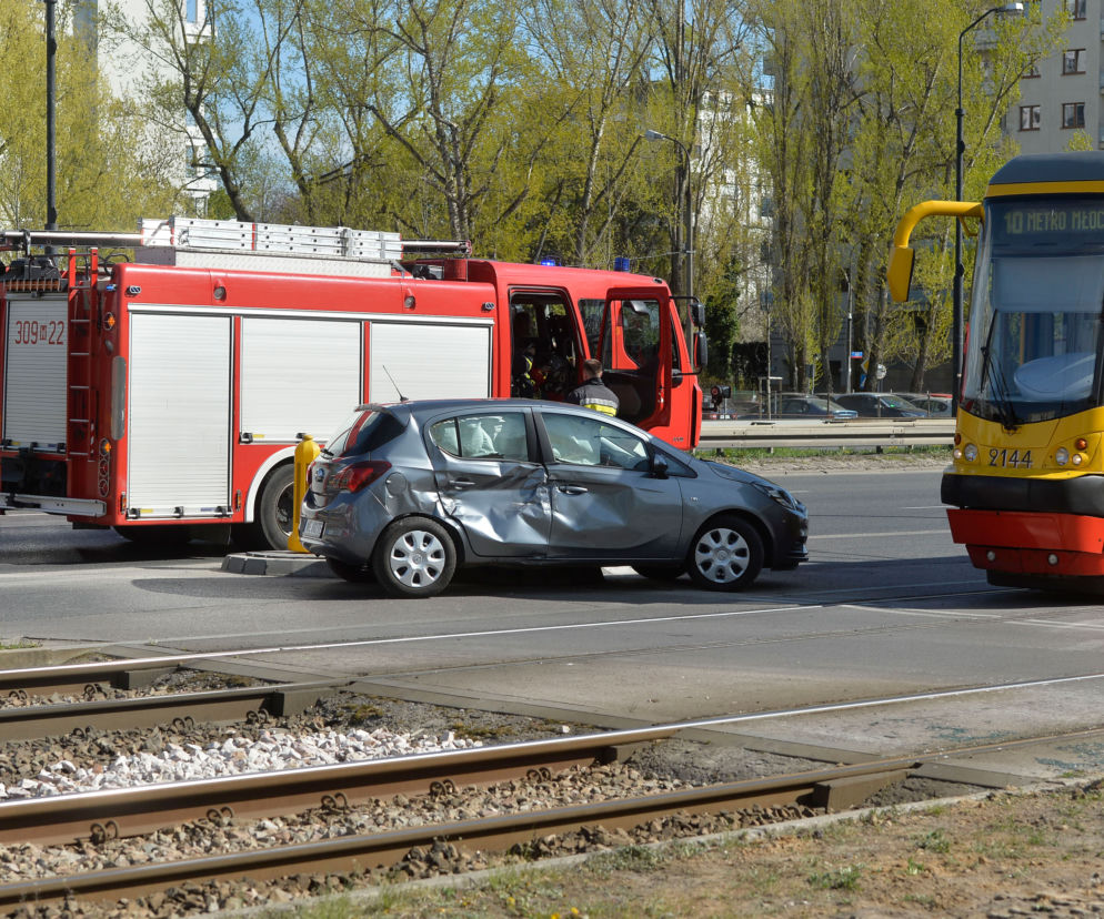 Samochód zderzył się z tramwajem na Puławskiej