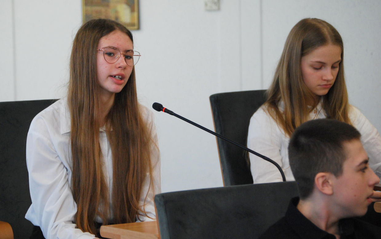 Młodzież rozmawiała podczas debaty o szczęściu w życiu współczesnego nastolatka