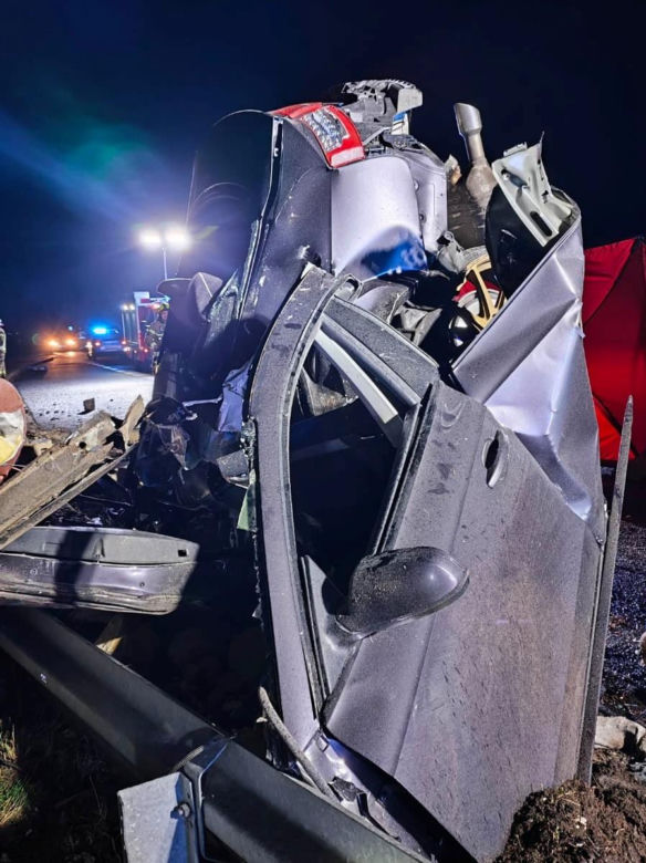 Tragiczny wypadek w powiecie rawickim. Auto uderzyło w murowany przystanek, 19-letni kierowca nie żyje