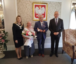 Pamiątkowe medale, legitymacje i kwiaty z okazji 50-lecia pożycia małżeńskiego odebrało w Siedlcach osiem par