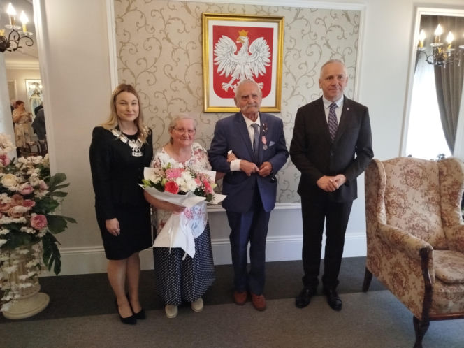 Pamiątkowe medale, legitymacje i kwiaty z okazji 50-lecia pożycia małżeńskiego odebrało w Siedlcach osiem par