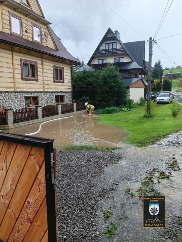 Oberwanie chmury nad Podhalem. Górskie potoki wylały. Woda wdziera się ludziom na posesje