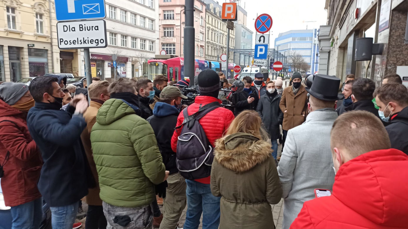 Protest branży ślubnej przed biurem PiS w Katowicach! Domagają się informacji od rządu kiedy będą mogli wrócić do pracy [ZDJĘCIA, WIDEO]