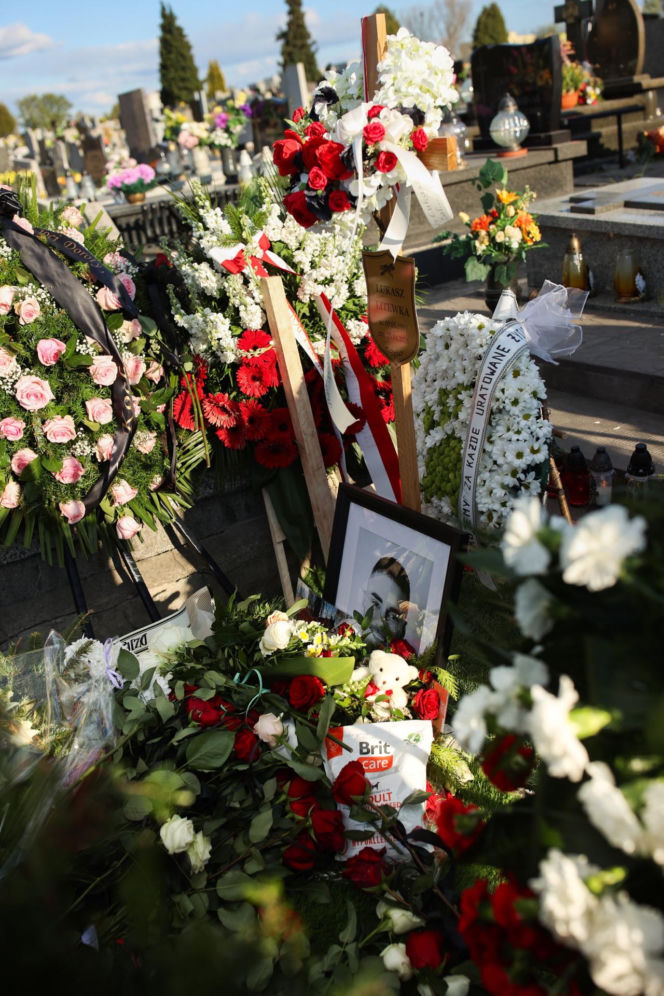 Tak wygląda grób Łukasza Litewki. Zalało go morze kwiatów