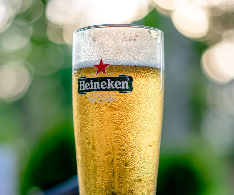 Oszroniona szklanka piwa Heineken z logo marki. O rekordowym wyroku sądu dla koncernu przeczytasz na SE Superbiz.