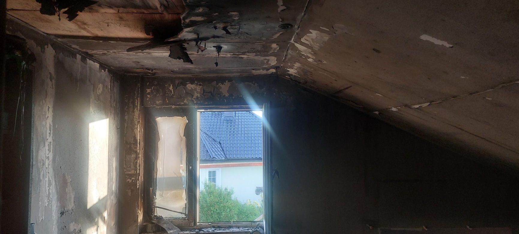 Rodzina z dwultenim synkiem straciła wszystko. Pożar wybuchł podczas remontu dachu
