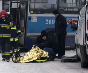 Sączów: Sanki wjechały pod autobus. 10-latek nie żyje, 8-latka w stanie ciężkim