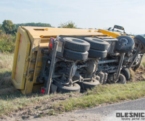 Citroen zderzył się czołowo z wywrotką. Groźny wypadek pod Oleśnicą