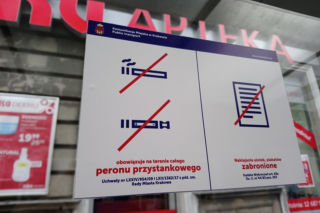 Kraków: Zwróciła uwagę palącym na przystanku. Prawo jest po to, żeby je łamać