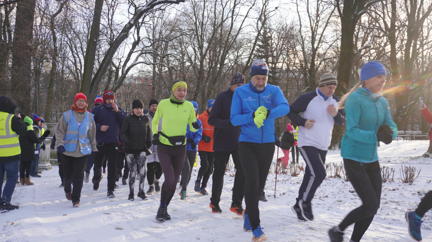 Parkrun w stolicy woj. lubelskiego. Pierwsza sobota 2025 roku na sportowo w Ogrodzie Saskim w Lublinie. Zdjęcia