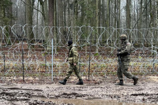Grupa 100 agresywnych migrantów zaatakowała granicę w okolicach Białowieży