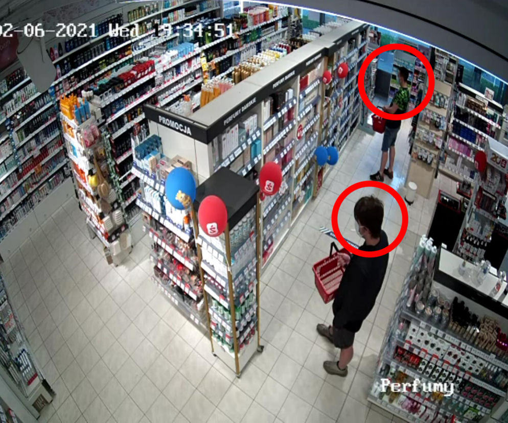 Okradli drogerię z bardzo drogich perfum. Szuka ich policja z Torunia