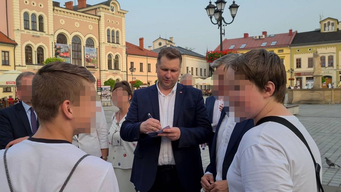 Ekspert ubiera Przemysława Czarnka