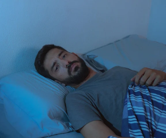 Nie możesz spać? To nie przypadek, lecz kortyzol. Jeden nawyk niszczy sen