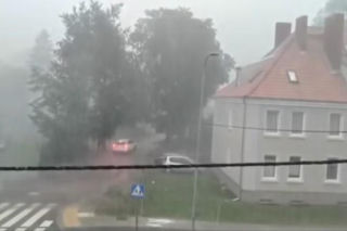 Gradobicie na Mazurach. Kule lodu wielkości pięści niszczyły dachy i samochody!