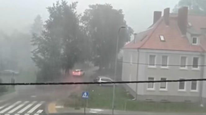 Gradobicie na Mazurach. Kule lodu wielkości pięści niszczyły dachy i samochody!