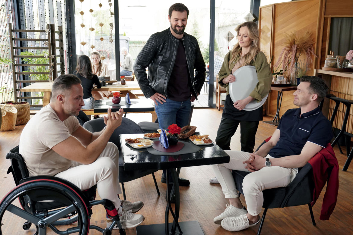 Barwy szczęścia odc. 2884: Darek Janicki (Andrzej Niemyt), Renata (Anna Mrozowska), Marcin Kodur (Oskar Stoczyński), Sebastian (Marek Krupski)